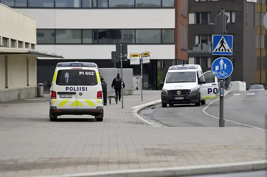 El 3 de julio de 2025, se vieron vehículos policiales afuera del centro comercial Ratina en Tampere, Finlandia, donde varias personas fueron apuñaladas y heridas. (Saara Peltola/Lehtikuva/AFP vía Getty Images)