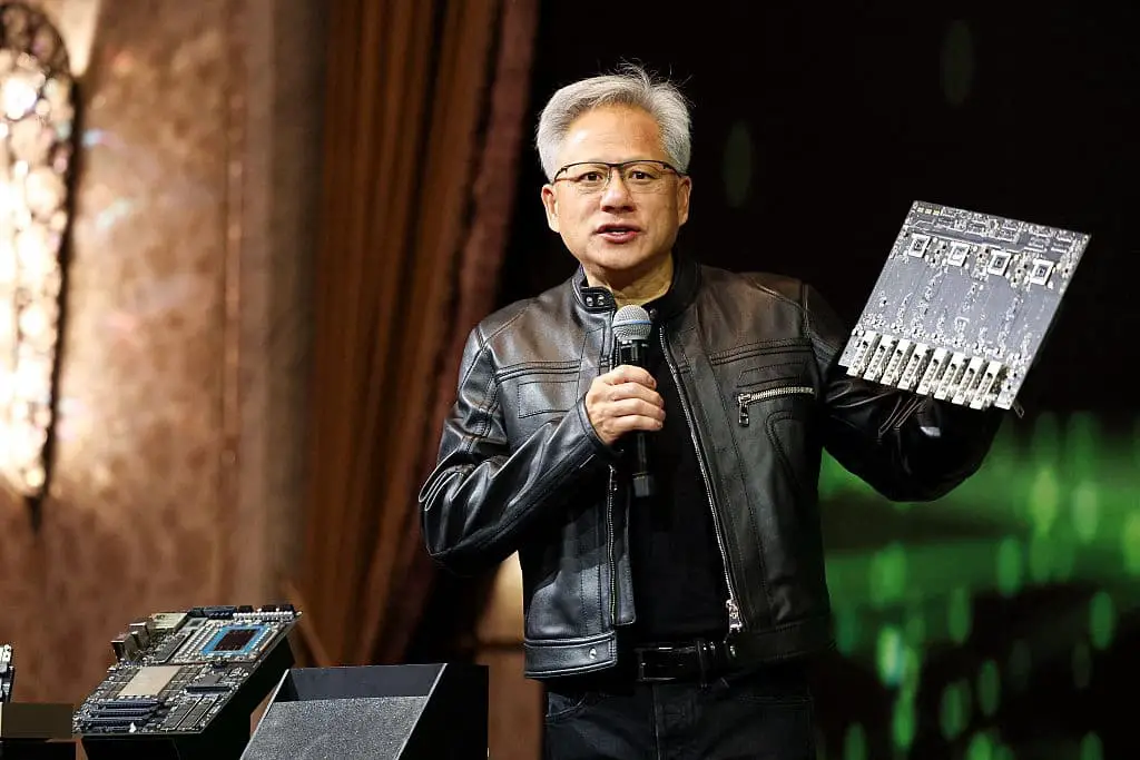 Jensen Huang, cofundador y director ejecutivo de Nvidia Corp., habla durante una rueda de prensa en Taipéi el 21 de mayo de 2025. Huang afirmó que los controles de exportación de Estados Unidos sobre los chips de inteligencia artificial a China habían fracasado, ya que las empresas utilizaban tecnología desarrollada localmente. (Foto de I-Hwa Cheng / AFP)