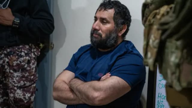 El narcotraficante José Adolfo Macías Villamar ("Fito") espera a su llegada a la cárcel La Roca el pasado miércoles 25 de junio de 2025, en Guayaquil (Ecuador). EFE/ Mauricio Torres