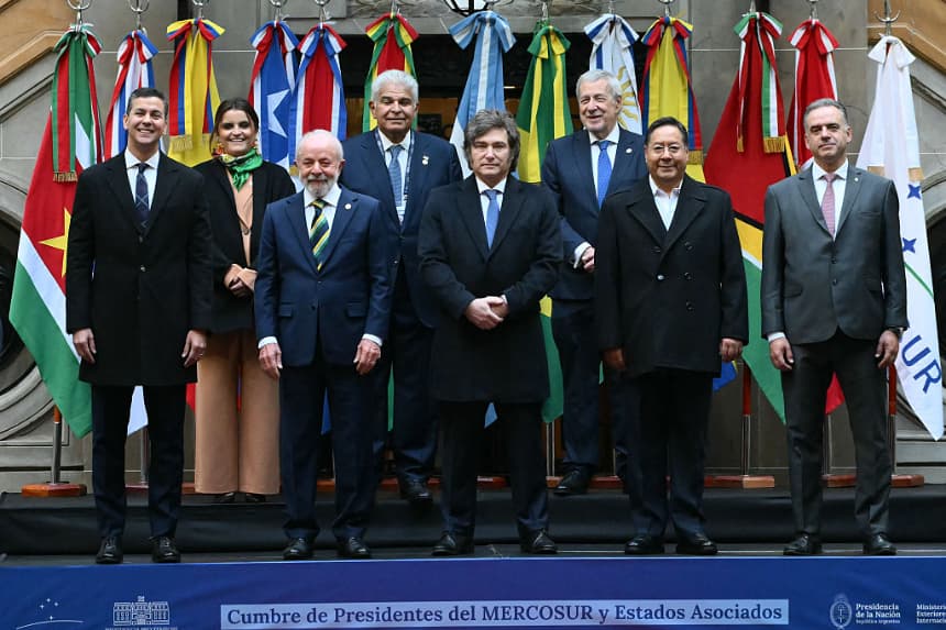 Milei traspasa a Lula la presidencia semestral del Mercosur