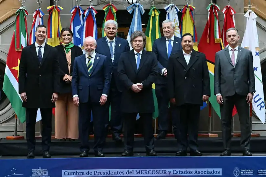(De i a d atrás) la vicepresidenta de Ecuador, María José Pinto, el presidente de Panamá, José Raúl Mulino, y el ministro de Relaciones Exteriores de Chile, Alberto van Klaveren; (De i a d al frente) El presidente de Paraguay, Santiago Peña, el presidente de Brasil, Luiz Inácio Lula da Silva, el presidente de Argentina, Javier Milei, el presidente de Bolivia, Luis Arce Catacora, y el presidente de Uruguay, Yamandu Orsi, posan para la foto familiar durante la 66ª Cumbre de Líderes del Mercosur y Estados Asociados en el Palacio San Martín en Buenos Aires (Argentina) el 3 de julio de 2025. (Luis Robayo/AFP vía Getty Images)