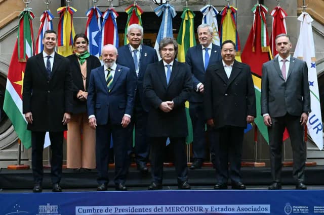 (De i a d atrás) la vicepresidenta de Ecuador, María José Pinto, el presidente de Panamá, José Raúl Mulino, y el ministro de Relaciones Exteriores de Chile, Alberto van Klaveren; (De i a d al frente) El presidente de Paraguay, Santiago Peña, el presidente de Brasil, Luiz Inácio Lula da Silva, el presidente de Argentina, Javier Milei, el presidente de Bolivia, Luis Arce Catacora, y el presidente de Uruguay, Yamandu Orsi, posan para la foto familiar durante la 66ª Cumbre de Líderes del Mercosur y Estados Asociados en el Palacio San Martín en Buenos Aires (Argentina) el 3 de julio de 2025. (Luis Robayo/AFP vía Getty Images)