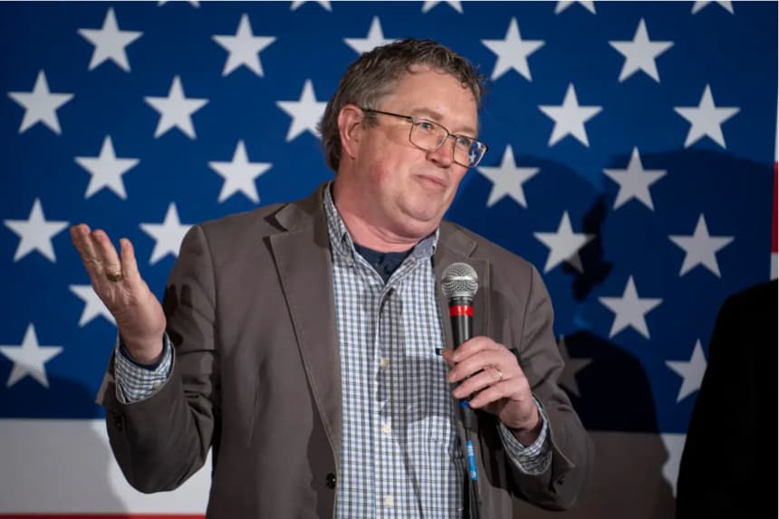 El representante Thomas Massie (R-Kentucky) habló durante un evento de campaña con el gobernador republicano de Florida, Ron DeSantis, en Cedar Rapids, Iowa, el 14 de enero de 2024. (Madalina Vasiliu/The Epoch Times)