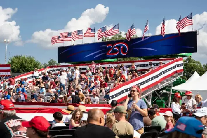 La gente espera en el recinto ferial estatal de Iowa antes de las declaraciones del presidente Donald Trump que marcan el comienzo de un año de festividades antes del 250 aniversario de la firma de la Declaración de Independencia, en Des Moines, Iowa, el 3 de julio de 2025. (Madalina Kilroy/The Epoch Times)