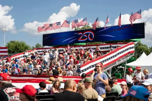 La gente espera en el recinto ferial estatal de Iowa antes de las declaraciones del presidente Donald Trump que marcan el comienzo de un año de festividades antes del 250 aniversario de la firma de la Declaración de Independencia, en Des Moines, Iowa, el 3 de julio de 2025. (Madalina Kilroy/The Epoch Times)