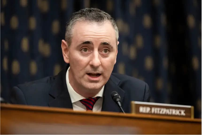 El representante Brian Fitzpatrick (R-Pensilvania) habla mientras el secretario de Estado Antony Blinken testifica ante el Comité de Asuntos Exteriores de la Cámara de Representantes en el Capitolio, en Washington, el 10 de marzo de 2021. (Ting Shen/Getty Images)