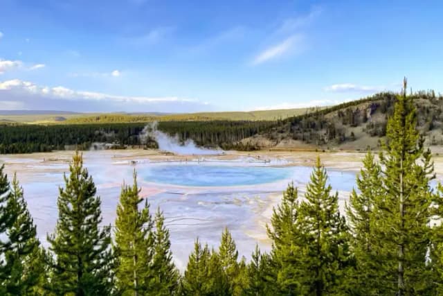 El Gran Manantial Prismático en el Parque Nacional de Yellowstone, el 27 de junio de 2024. (Melina Chan/The Epoch Times)
