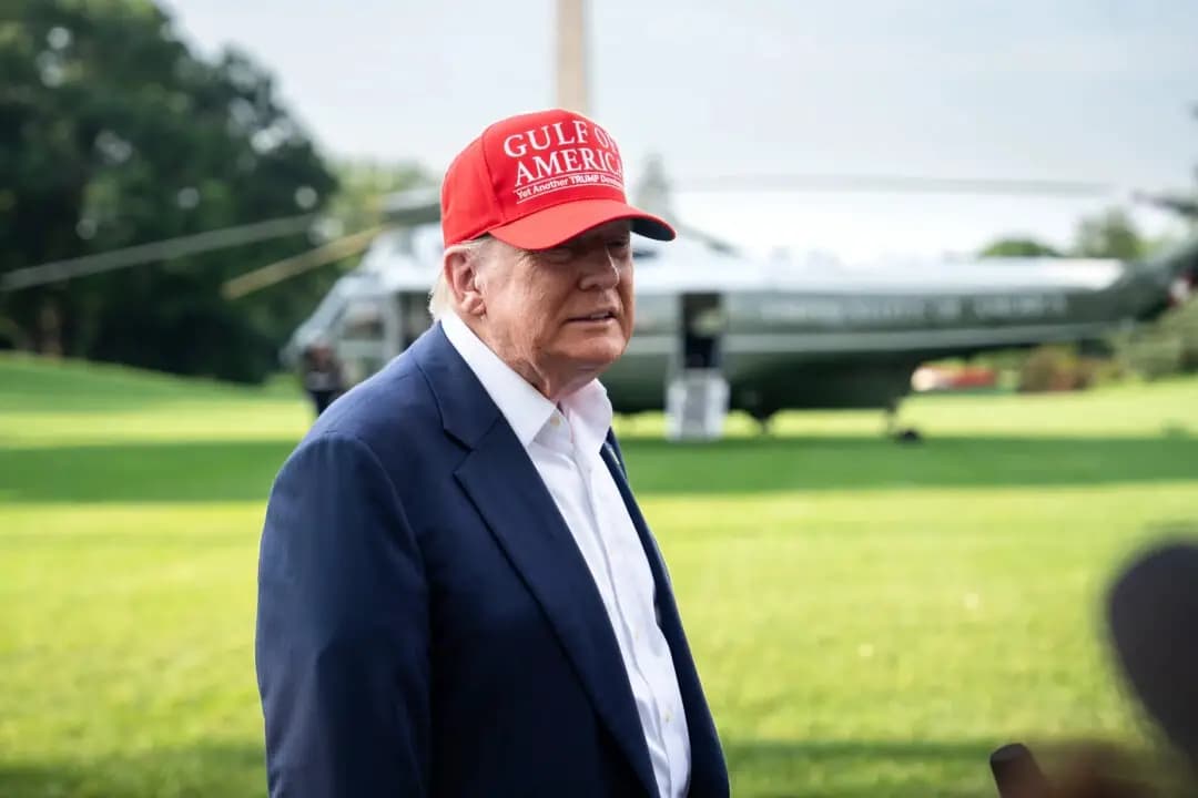 El presidente Donald Trump habla con los periodistas al salir de la Casa Blanca hacia Florida el 1 de julio de 2025. (Madalina Kilroy/The Epoch Times)
