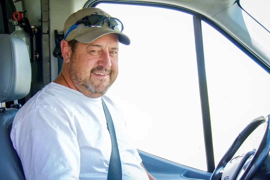 Jake Roper, de 46 años, de Ogden, Utah, dice que el Día de la Independencia es importante para su familia y cree que la nación se beneficiaría de un renovado patriotismo, el 23 de junio de 2025. (Travis Gillmore/The Epoch Times)