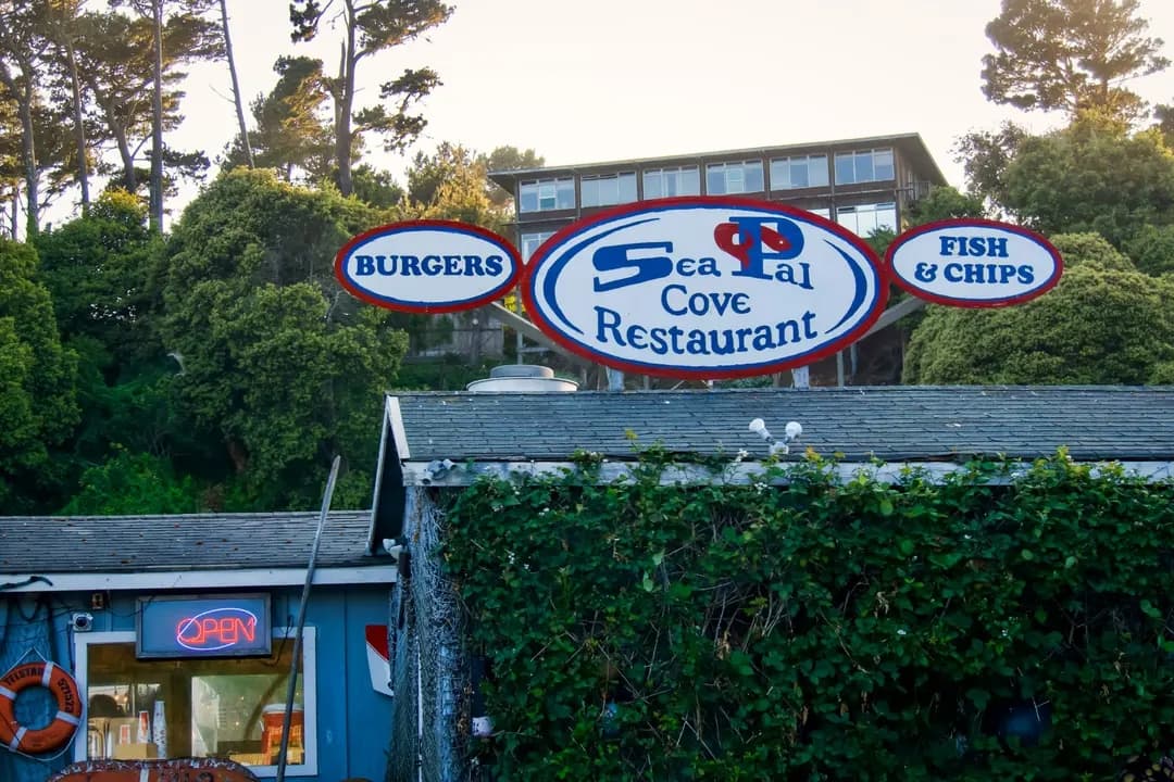 El restaurante Sea Pal Cove en el puerto de Noyo, cerca de Fort Bragg, California, el 21 de junio de 2025. (Travis Gillmore/The Epoch Times)