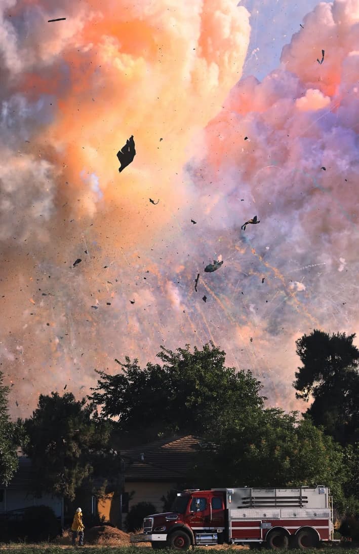 Fuegos artificiales explotan en un almacén de pirotecnia cerca de Esparto, California, el 1 de julio de 2025. (Kent Porter/The Press Democrat vía AP)