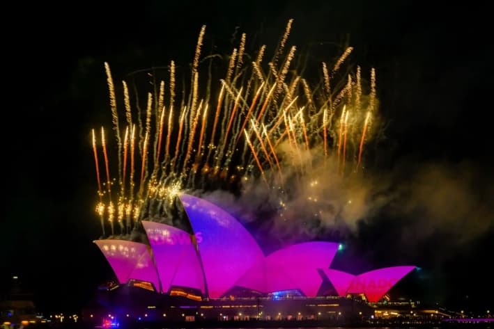 Los fuegos artificiales se lanzan desde lo alto de las velas de la Ópera de Sídney para dar inicio al Vivid Sydney 2025, en Australia, el 23 de mayo de 2025. (Izhar Khan/Getty Images)