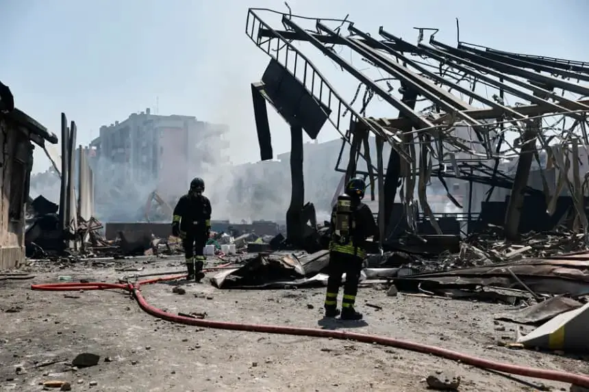 Los bomberos de la Brigada Nacional de Bomberos de Italia (Vigili del Fuoco) trabajan en el lugar de una explosión en una gasolinera en Via dei Gordiani, en Roma, Italia, el 4 de julio de 2025. EFE/EPA/Angelo Carconi 
