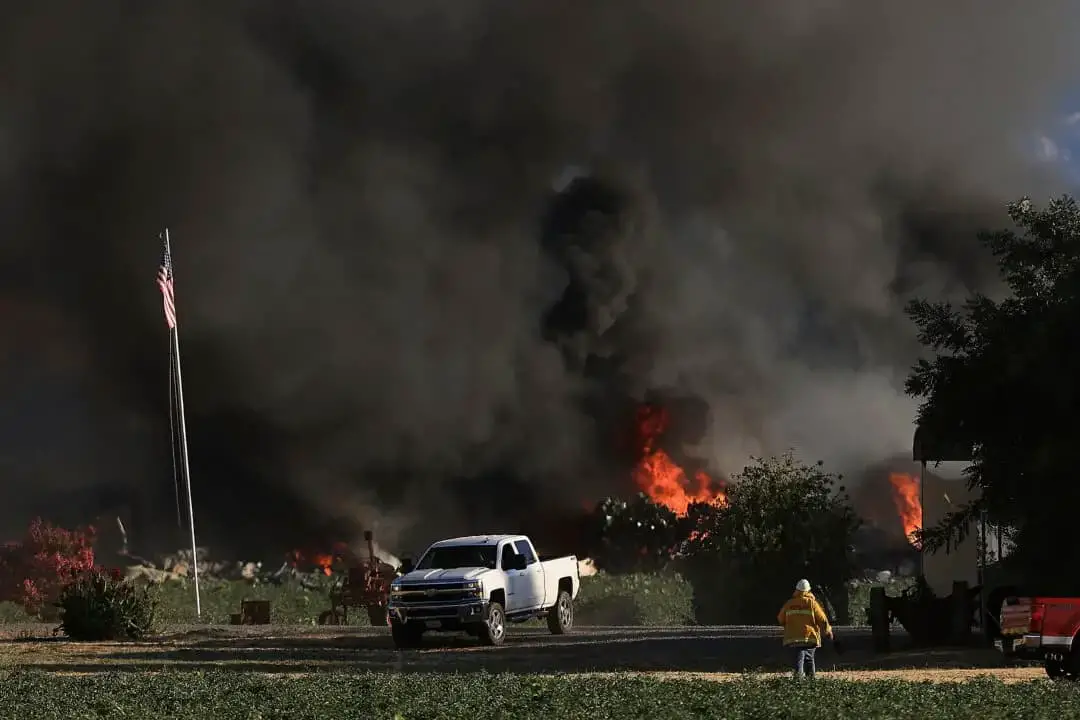 Humo y llamas se elevan durante la explosión de un almacén de fuegos artificiales cerca de Esparto, California, el martes 1 de julio de 2025. (Kent Porter/The Press Democrat vía AP)