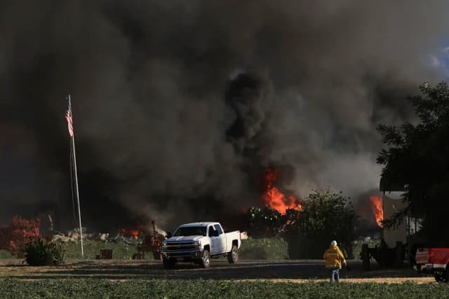 Humo y llamas se elevan durante la explosión de un almacén de fuegos artificiales cerca de Esparto, California, el martes 1 de julio de 2025. (Kent Porter/The Press Democrat vía AP)