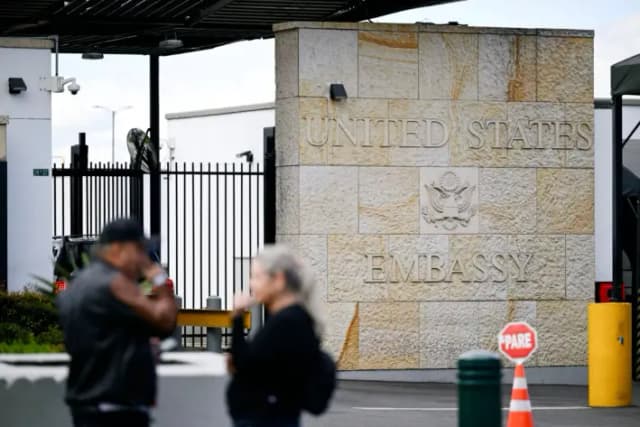 Entrada a la Embajada de Estados Unidos en Bogotá, Colombia, el 26 de enero de 2025. (Pablo Vera/AFP)