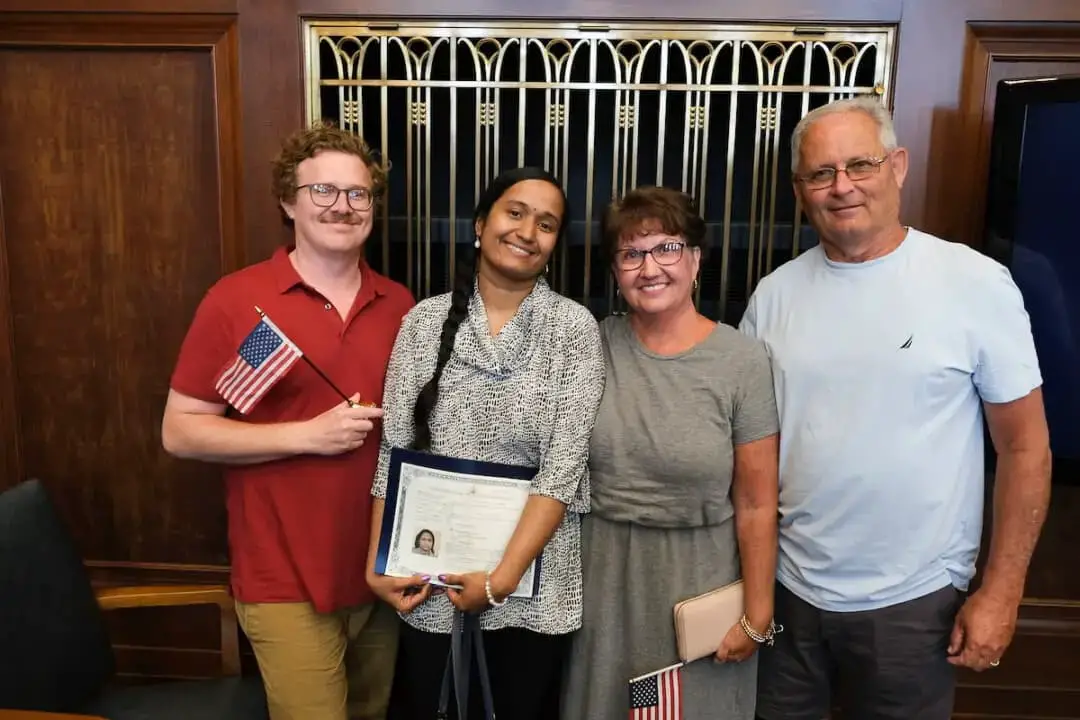 Matt Elkins (izquierda), Mitra Majumdar, Trisha Manning y Reece Manning aparecen en una ceremonia de naturalización en la Corte Federal de Estados Unidos en South Bend, Indiana, el 27 de junio de 2025. (Lawrence Wilson/The Epoch Times)