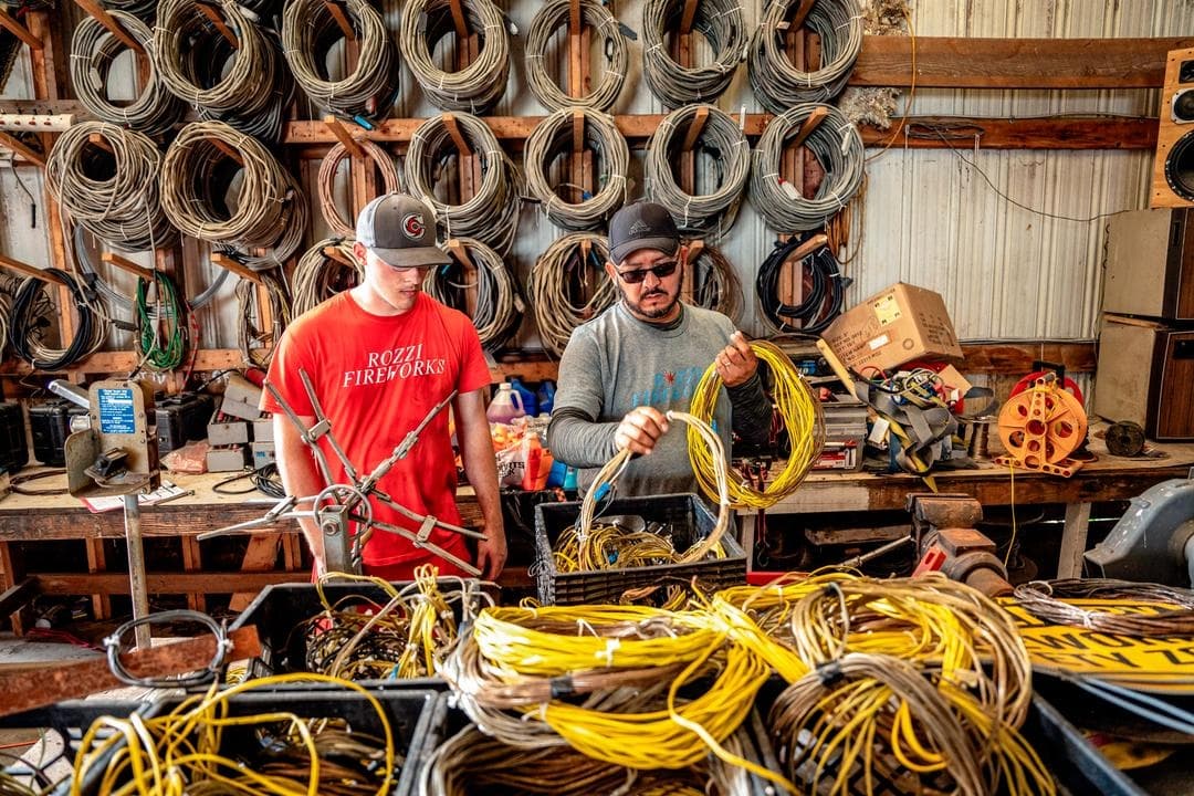 Trabajadores se preparan para los próximos espectáculos en las instalaciones de Rozzi's Famous Fireworks en Martinsville, Ohio, el 26 de junio de 2025. Con solo 11 empleados a tiempo completo, incluido un Rozzi de quinta generación, la empresa cuenta con 300 trabajadores a tiempo parcial. (Samira Bouaou/The Epoch Times)