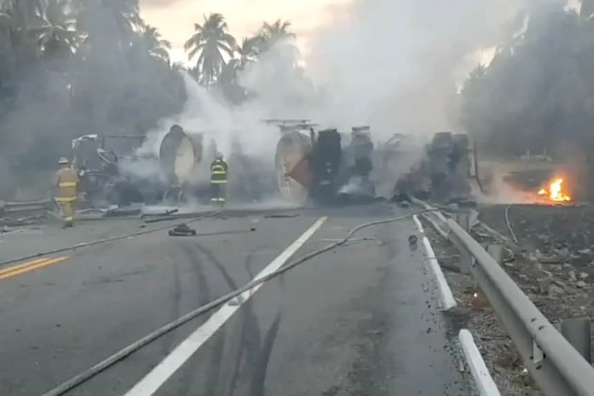 Captura de pantalla de un video de AFP que muestra a bomberos trabajando alrededor de los restos humeantes de un autobús turístico y un camión cisterna de gasolina que chocaron en la carretera Morelia-Guerrero cerca del municipio de La Unión, estado de Guerrero, México, el 13 de abril de 2017. (STR/AFP vía Getty Images)