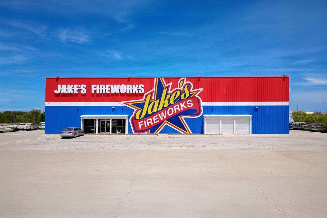 Una tienda de Jake's Fireworks en Tulsa, Oklahoma. Además de su sede central en Pittsburg, Jake's cuenta ahora con numerosas tiendas y puestos que venden productos de Jake's y World Class Fireworks en todo Estados Unidos. (Cortesía de Jake's Fireworks)