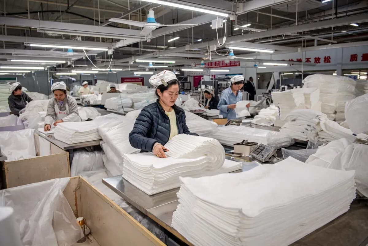 Empleados trabajan en una línea de producción de toallas en una fábrica en Huaian, provincia de Jiangsu, China, el 2 de abril de 2025. (AFP vía Getty Images)