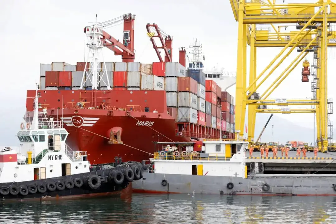 Contenedores son cargados en un barco en el puerto de Tien Sa, en la ciudad de Da Nang, Vietnam, el 6 de marzo de 2020. (Kham/Reuters)