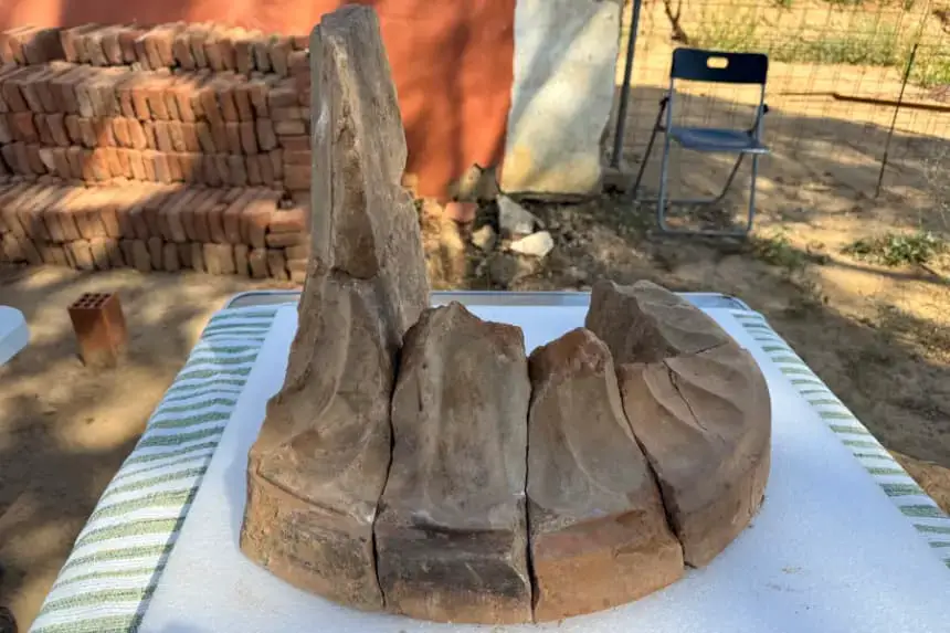 Investigadores del Consejo Superior de Investigaciones Científicas (CSIC) han hallado el altar de mármol griego más antiguo del Mediterráneo occidental dentro de los trabajos que se llevan a cabo en el yacimiento tartésico de Casas del Turuñuelo, en Guareña (Badajoz). EFE/ Samuel Sánchez