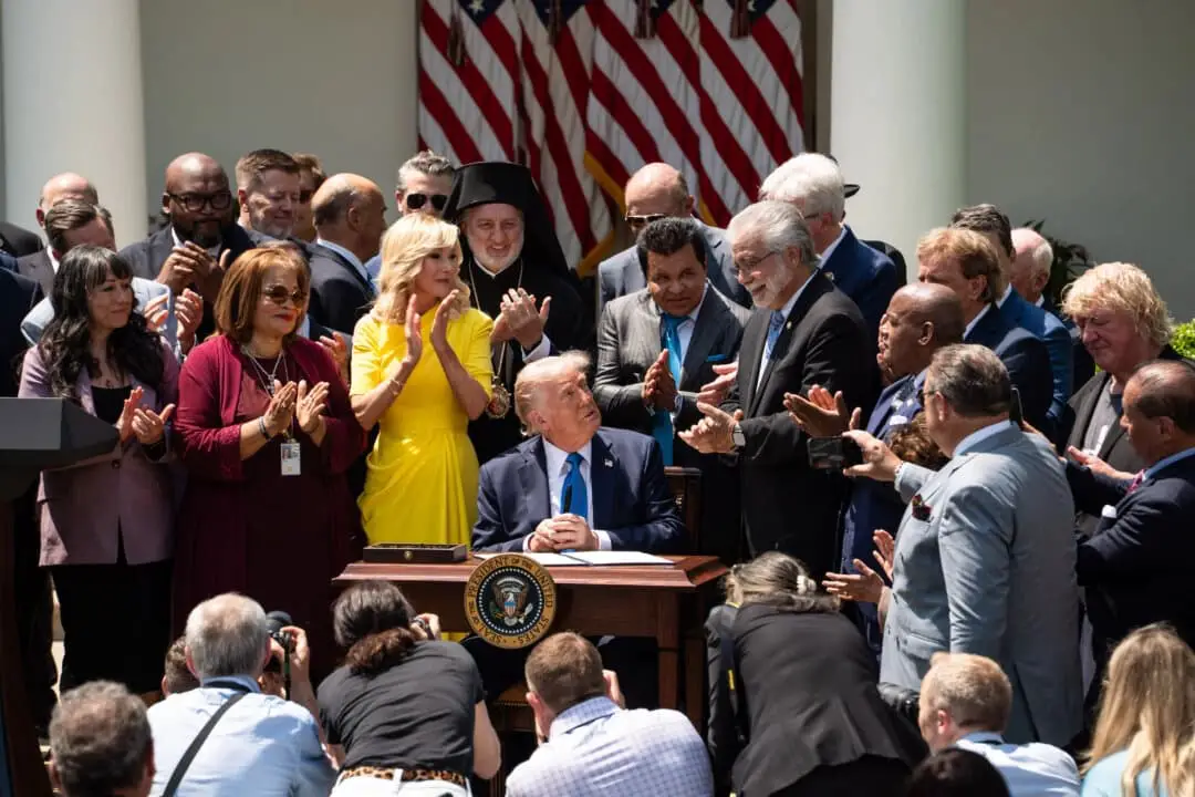 El presidente Donald Trump firma una orden ejecutiva sobre el "Establecimiento de la Comisión de Libertad Religiosa" durante el Día Nacional de Oración en el Jardín de Rosas de la Casa Blanca el 1 de mayo de 2025. (Madalina Vasiliu/The Epoch Times)
