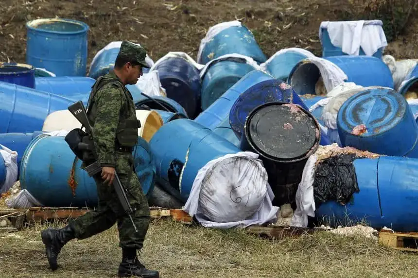 Imagen de archivo de autoridades mexicanas que se preparan para incinerar metanfetaminas decomisadas. EFE/Ulises Ruiz Basurto
