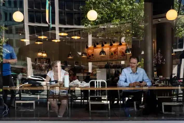 Personas en Peet's Coffee en Washington, el 1 de julio de 2025. (Madalina Kilroy/The Epoch Times)