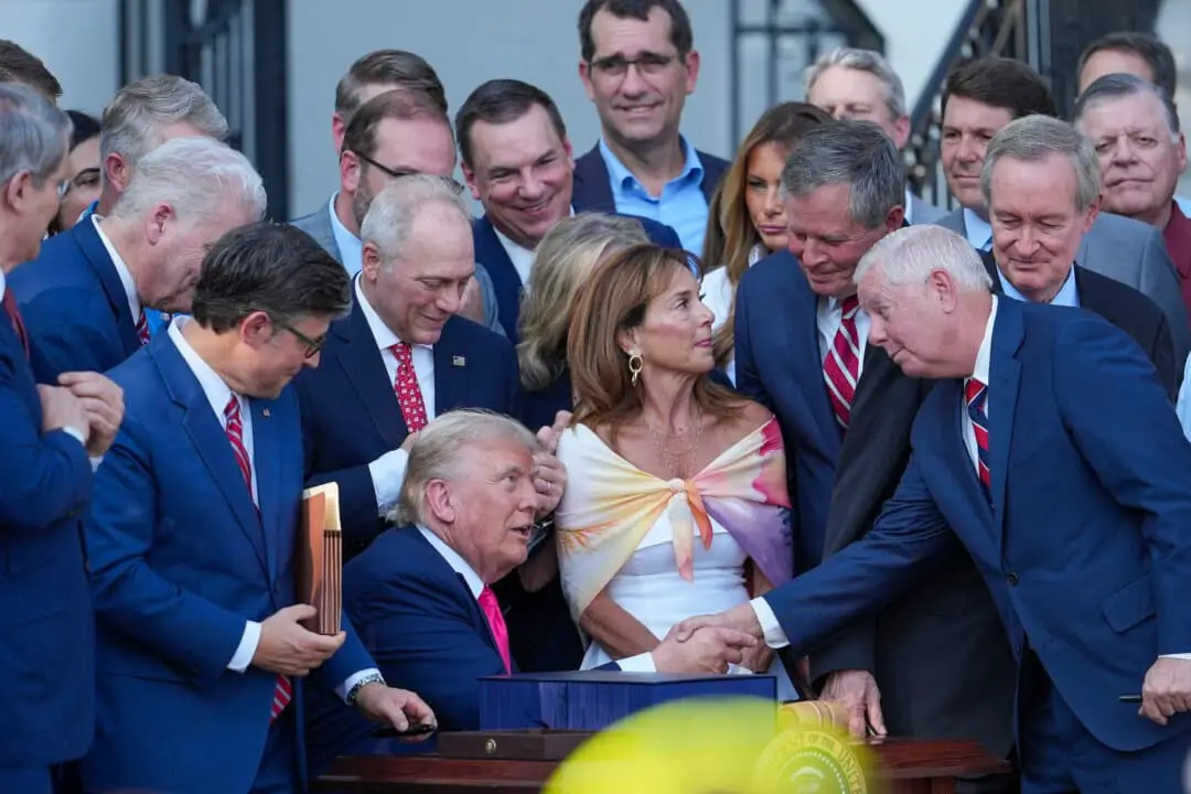 El presidente Donald Trump, acompañado por legisladores republicanos, firma la ley «One, Big Beautiful Bill» durante un picnic militar familiar con motivo del Día de la Independencia en el Jardín Sur de la Casa Blanca el 4 de julio de 2025. (Eric Lee/Getty Images)