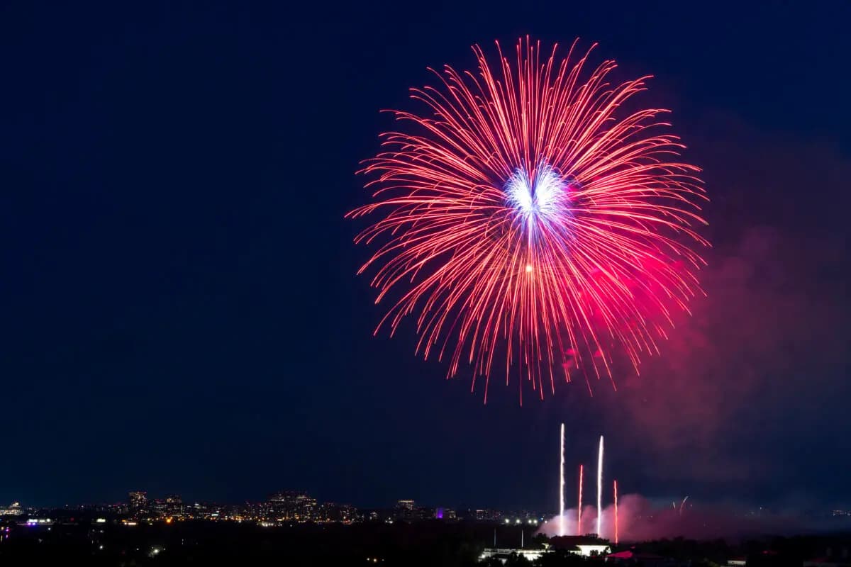 Fuegos artificiales explotan cerca del Monumento a Washington durante la celebración del 4 de julio en la Casa Blanca el 4 de julio de 2025. (Alex Brandon/Pool vía Getty Images)