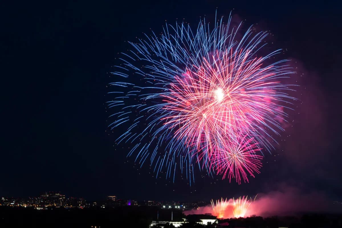Fuegos artificiales explotan cerca del Monumento a Washington durante la celebración del 4 de julio en la Casa Blanca el 4 de julio de 2025. (Alex Brandon/Pool vía Getty Images)