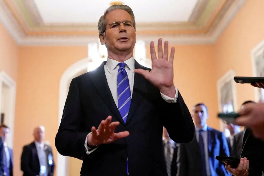 El secretario del Tesoro de EE. UU., Scott Bessent, habla con los periodistas en el Capitolio, en Washington, el 27 de junio de 2025. (Elizabeth Frantz/Reuters)