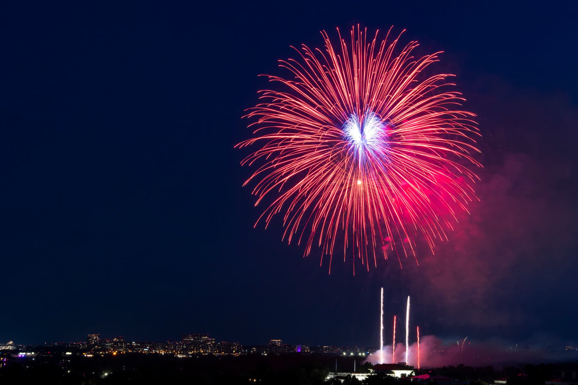Fuegos artificiales explotan cerca del Monumento a Washington durante la celebración del 4 de julio en la Casa Blanca, el 4 de julio de 2025. (Alex Brandon/Pool vía Getty Images)

