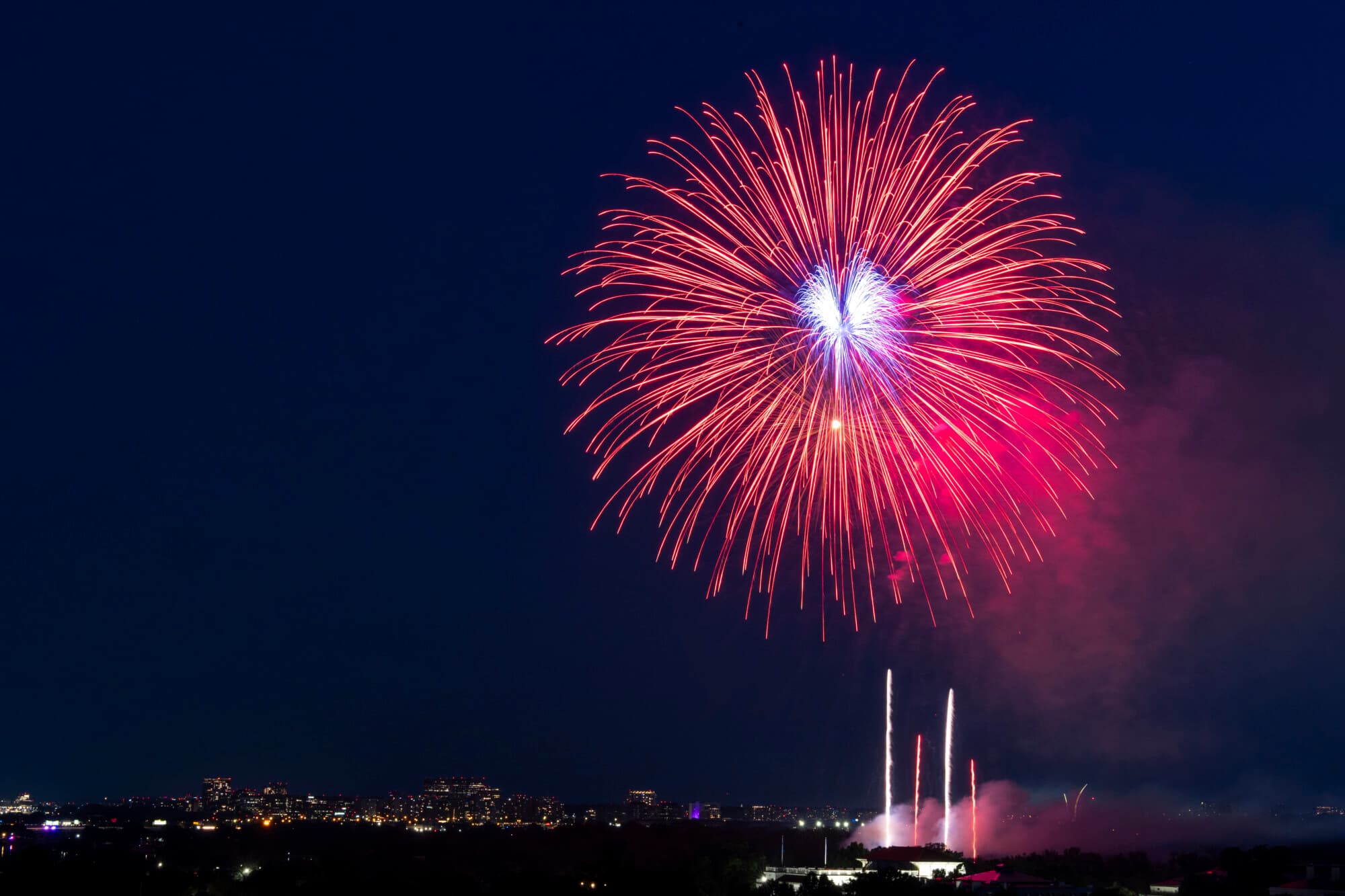 Fuegos artificiales explotan cerca del Monumento a Washington durante la celebración del 4 de julio en la Casa Blanca, el 4 de julio de 2025. (Alex Brandon/Pool vía Getty Images)
