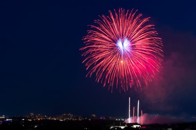 Fuegos artificiales explotan cerca del Monumento a Washington durante la celebración del 4 de julio en la Casa Blanca, el 4 de julio de 2025. (Alex Brandon/Pool vía Getty Images)
