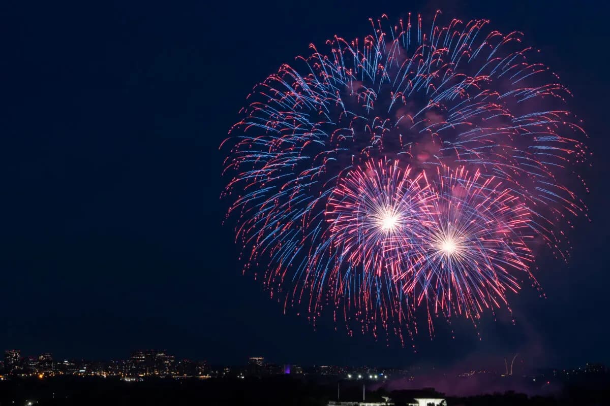 Fuegos artificiales explotan cerca del Monumento a Washington durante una celebración del 4 de julio en la Casa Blanca el 4 de julio de 2025. (Alex Brandon/Pool vía Getty Images)