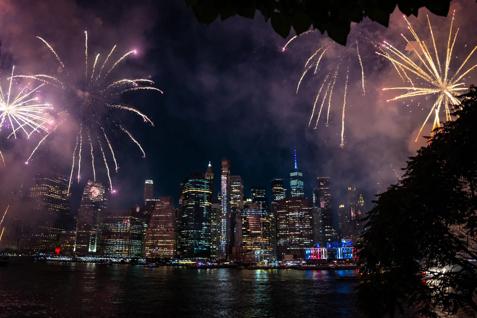 Los fuegos artificiales iluminan el horizonte de Manhattan durante la celebración del 4 de julio de Macy's en el East River en Brooklyn Bridge Park en la ciudad de Nueva York el 4 de julio de 2025. (Angelina Katsanis/AFP vía Getty Images)