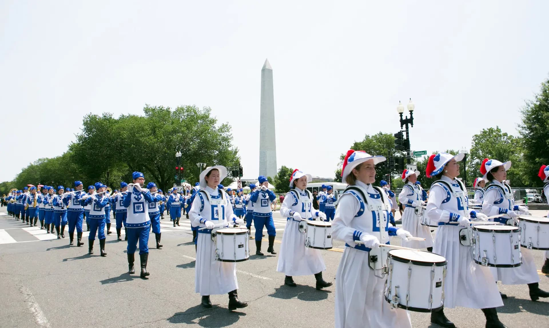La Banda de Marcha Tian Guo de Nueva York participa en el desfile anual del Día de la Independencia Nacional en Washington el 4 de julio de 2025. (Lisa Fan/The Epoch Times)