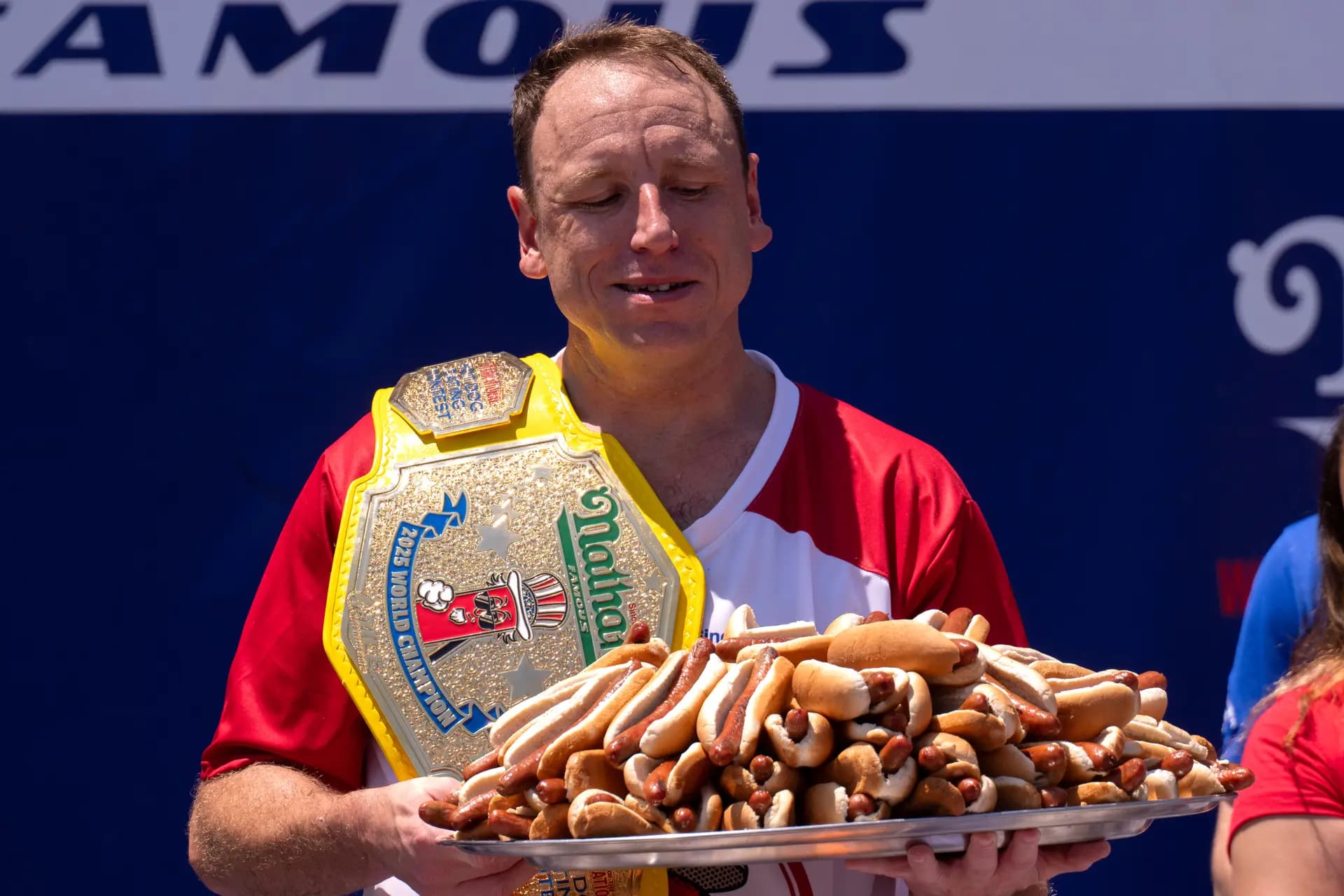 Joey Chestnut gana la competencia masculina en el Concurso Anual de Comer Hot Dogs de Nathan en la ciudad de Nueva York el 4 de julio de 2025. (Adam Gray/Getty Images)