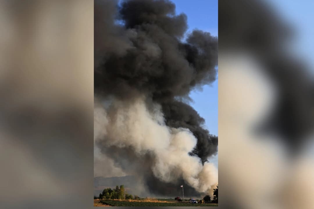 Humo y llamas se elevan durante la explosión de un almacén de fuegos artificiales cerca de Esparto, California, el martes 1 de julio de 2025. (Kent Porter/The Press Democrat vía AP)
