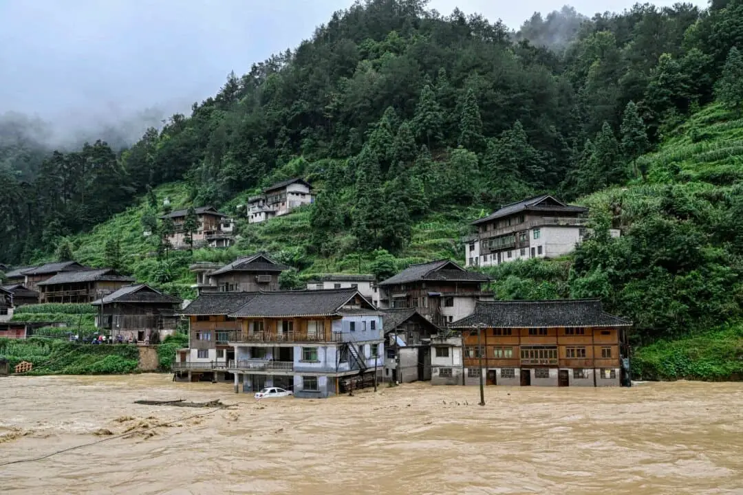 Esta foto muestra edificios sumergidos en una aldea afectada por las inundaciones en Kaili, en la provincia de Guizhou, suroeste de China, el 28 de junio de 2025. (STR/AFP vía Getty Images)
