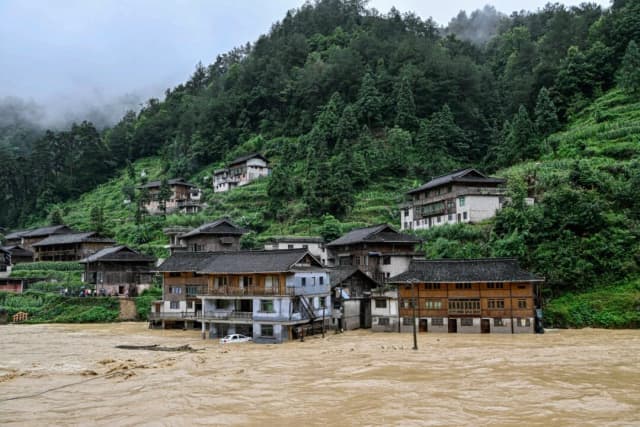 Esta foto muestra edificios sumergidos en una aldea afectada por las inundaciones en Kaili, en la provincia de Guizhou, suroeste de China, el 28 de junio de 2025. (STR/AFP vía Getty Images)
