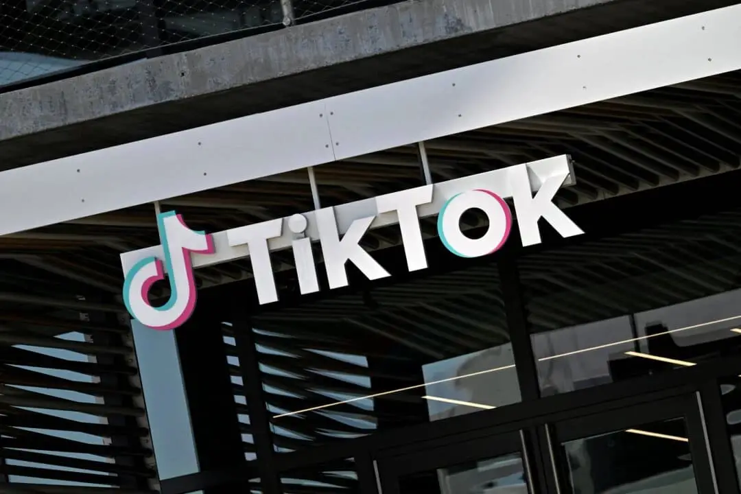 El logotipo de TikTok afuera de las oficinas de la compañía china de aplicaciones de video en Los Ángeles, en Culver City, California, el 4 de abril de 2025. (Robyn Beck/AFP vía Getty Images)
