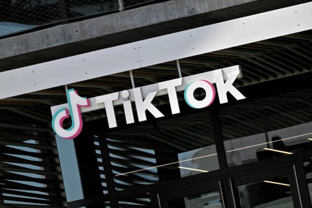 El logotipo de TikTok afuera de las oficinas de la compañía china de aplicaciones de video en Los Ángeles, en Culver City, California, el 4 de abril de 2025. (Robyn Beck/AFP vía Getty Images)
