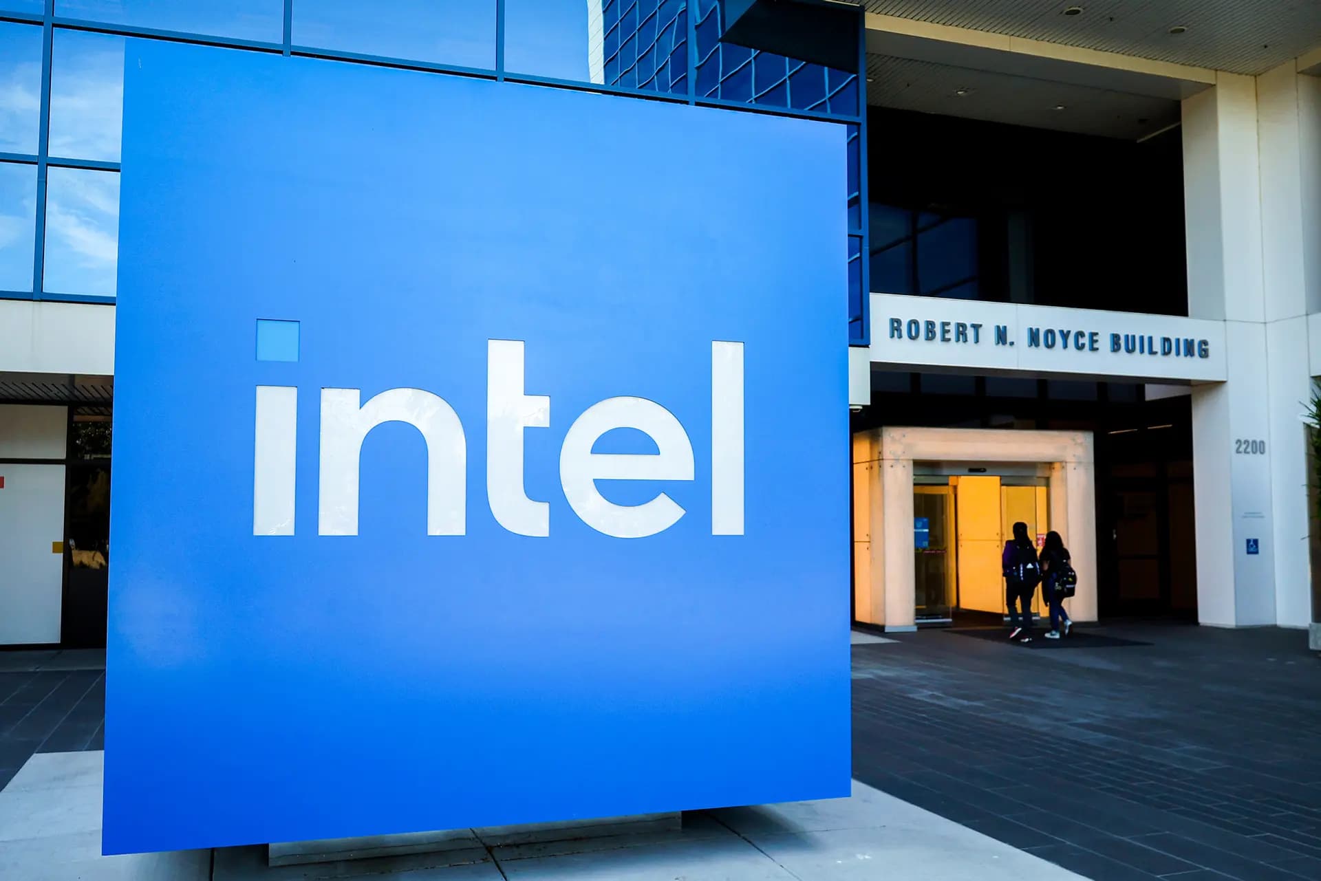 Cartel colocado frente a la sede de Intel el 1 de agosto de 2024 en Santa Clara, California. El fabricante de chips Intel va a despedir a miles de trabajadores mientras la empresa intenta recuperarse de la erosión de su cuota de mercado. Intel dará a conocer hoy sus resultados del segundo trimestre tras el cierre de la bolsa. (Foto de Justin Sullivan/Getty Images)