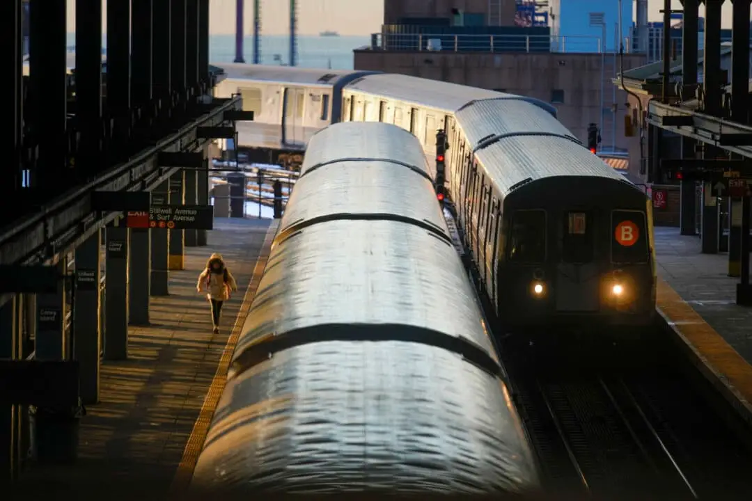 Los trenes llegan y salen de una estación de metro en la sección de Coney Island de la ciudad de Nueva York el 23 de enero de 2025. (Seth Wenig/AP Photo)
