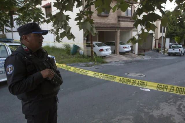 Un policía se ve en Monterrey, México, en una imagen de archivo. (Julio Cesar Aguilar/AFP vía Getty Images)