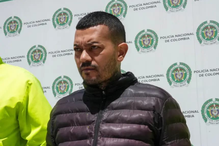 Fotografía cedida el 5 de julio de 2025 por la Policía Nacional de Colombia que muestra a Elder José Arteaga Hernández, alias "el Costeño", escoltado por la Policía luego de su captura en Bogotá (Colombia). EFE/ Policía Nacional de Colombia